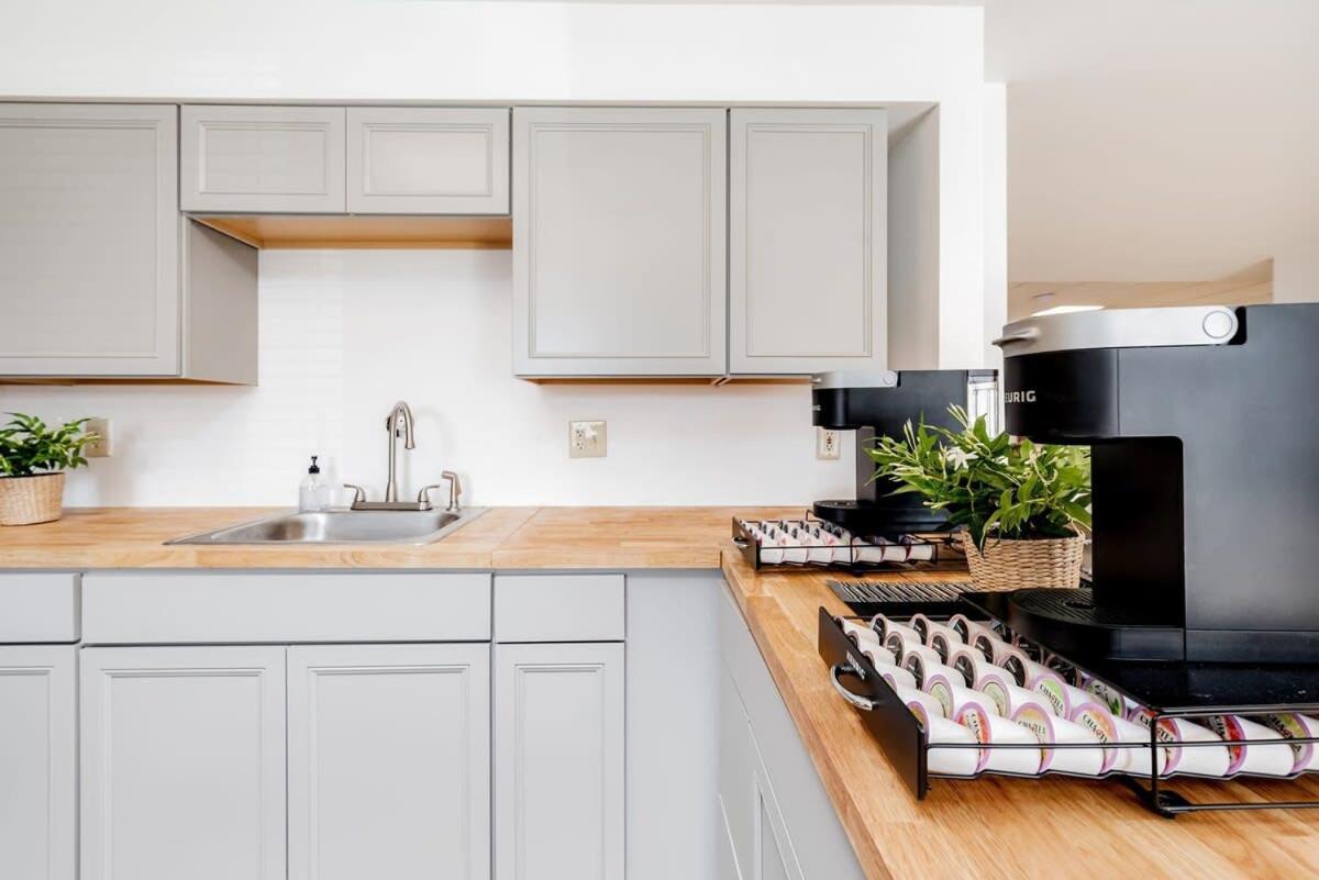 Cozysuites Cwe King Suite With Parking! Tower Grove Bagian luar foto